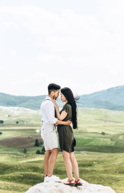 Güzel çift kucaklıyor.