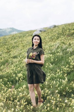 bir buket çiçekler kızın