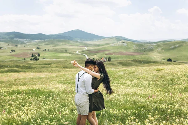 Mulher abraça um homem no campo — Fotografia de Stock