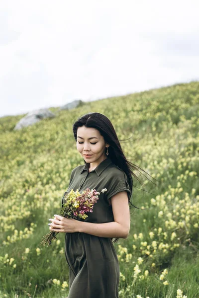 Flicka med en bukett av blommor — Stockfoto