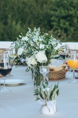 Vazodaki çiçekler masanın üstünde.