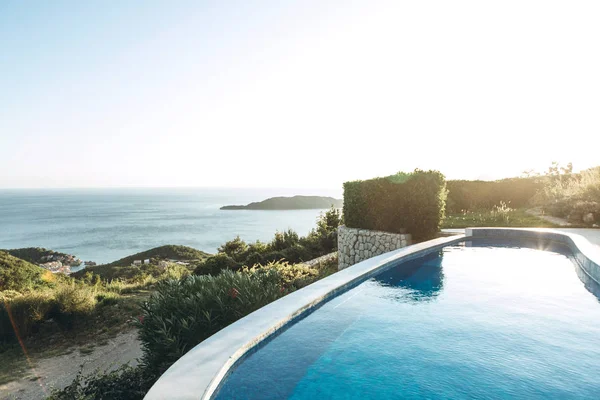 Denize bakan açık yüzme havuzu