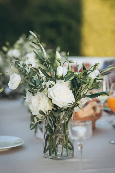 Цветы в вазе на столе — стоковое фото