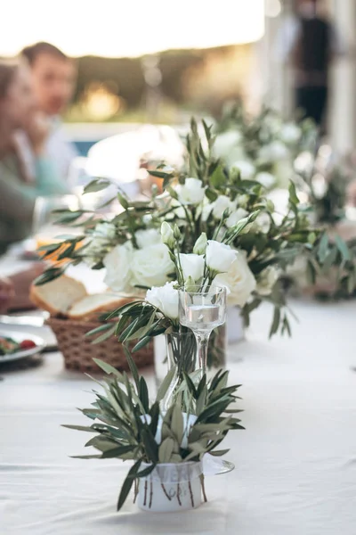 Цветы в вазе на столе — стоковое фото