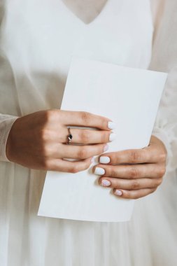 Gelin elinde bir yemin tutar.