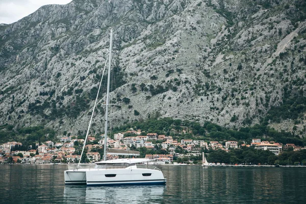 Barco e cidade costeira em Montenegro — Fotografia de Stock