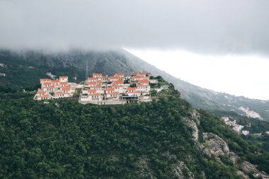 Dağlardaki evler. Karadağ