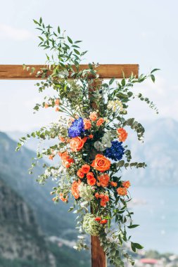 Güzel bir düğün kemerüzerinde Çiçekler