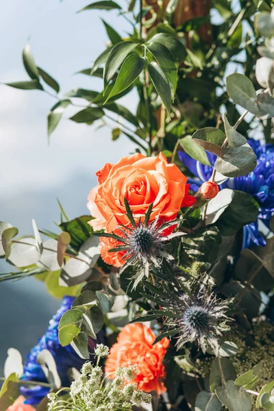 Flores en un hermoso arco de boda — Foto de Stock