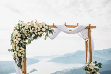 Çiçekli güzel düğün kemeri