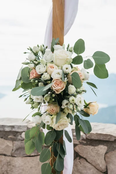 Hermoso arco de boda con flores — Foto de Stock