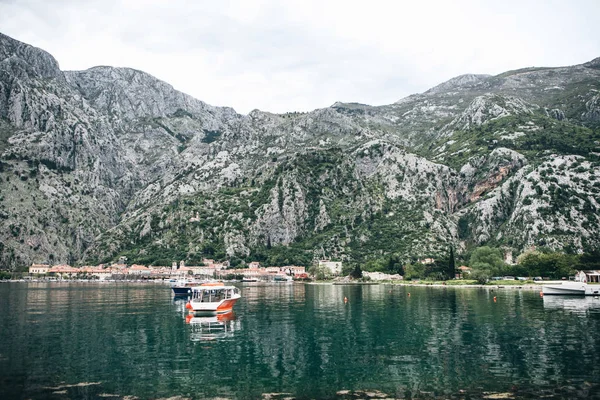 Kapal dan kota pesisir di Montenegro — Stok Foto