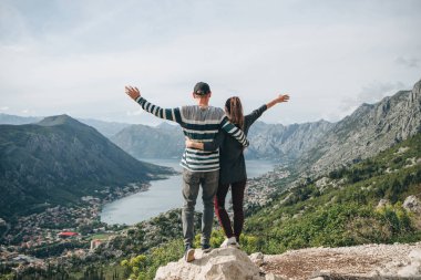 Yürüyüş çifti dağın tepesinde.