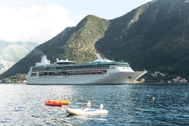 Bir yolcu gemisi denizde yelken açar.