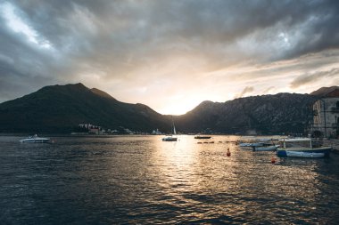 Karadağ 'ın Kotor Körfezi' nde gün batımında