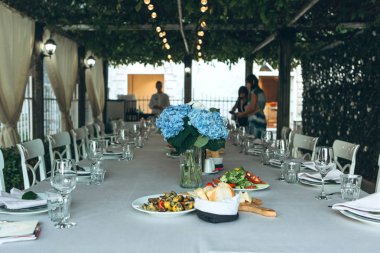 Vazodaki çiçekler masanın üstünde.