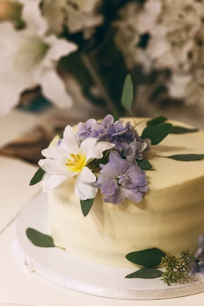 Cake decorated with fresh flowers. — Stock Photo, Image