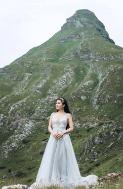 Beyaz bir elbise içinde bir gelin portresi