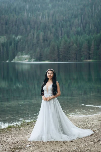 Elegantní nevěsta v bílých šatech — Stock fotografie