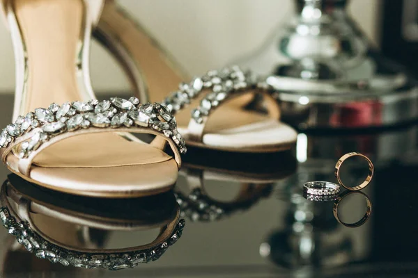 Svatební boty a snubní prsteny — Stock fotografie