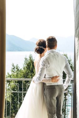 Gelin ve damat stand ve sarılmak