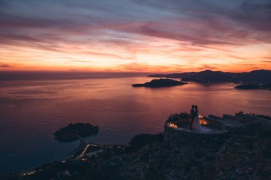 Gelin ve damat gün batımının tadını çıkarın.