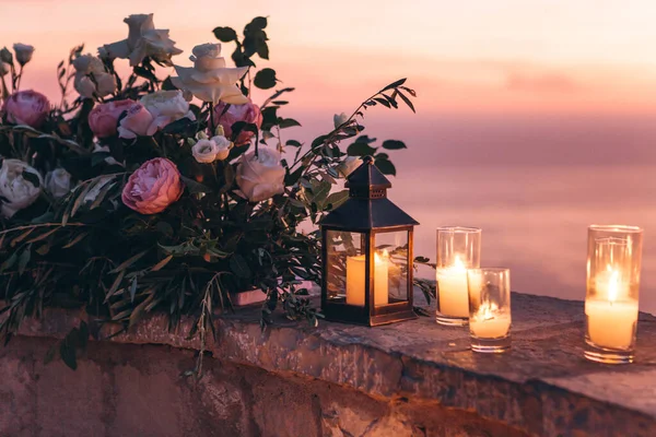 Velas y flores como decoración — Foto de Stock