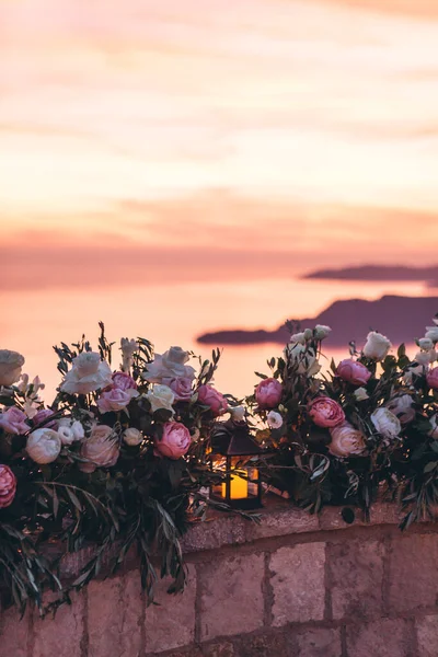 Velas y flores como decoración — Foto de Stock