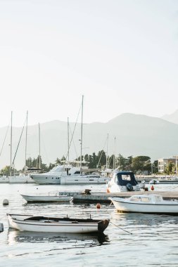 Yat ve teknelerin güzel manzarası