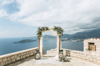 Çiçekli güzel düğün kemeri