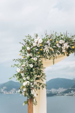 Çiçekli güzel düğün kemeri