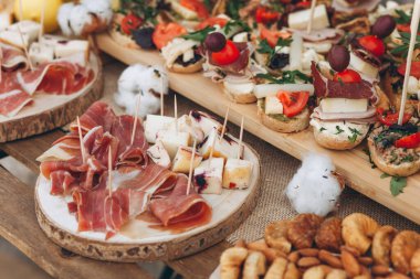 Sandviçler dahil çeşitli yiyecekler..