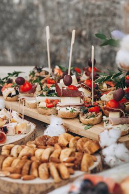 Etli ve peynirli sandviç..