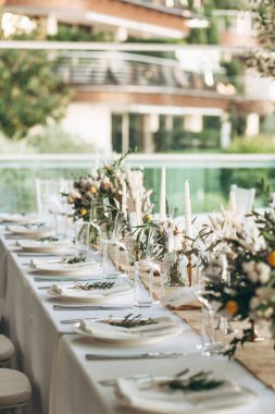 Tablo ayarı ve dekorasyon.