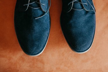 Koyu mavi külçe yeni ayakkabılar