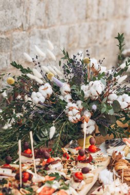 Masanın üzerine çiçek dekorasyon
