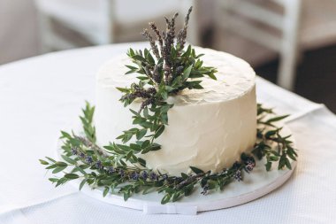 Lavanta çiçekleriyle süslenmiş kek..