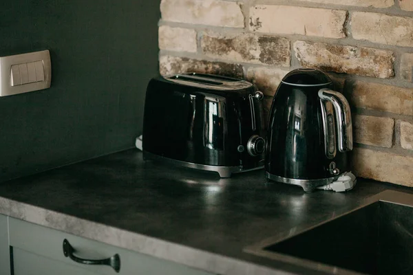 Kettle and toaster on the countertop