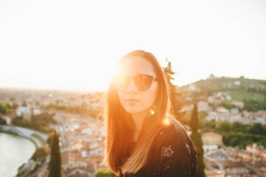 Günbatımı geçmişinde bir kızın portresi