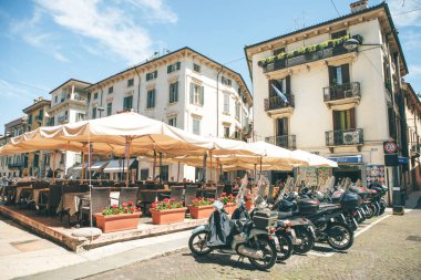 İtalya, Verona, Haziran 01, 2019: Bir sokak kafe restoranı veya pizzacı manzarası