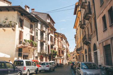 İtalya, Verona, Haziran 01, 2019: Antik mimarisi olan geleneksel bir İtalyan caddesinin görüntüsü. Birçok araba bu caddede park halinde..