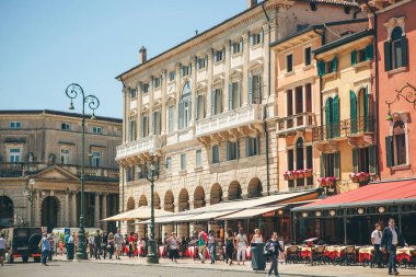 İtalya, Verona, Haziran 01, 2019: Antik Avrupa mimarisi ile şehir meydanı manzarası.