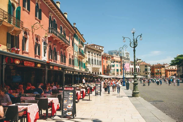 İtalya, Verona, Haziran 01, 2019: Antik Avrupa mimarisi ile şehir meydanı manzarası.