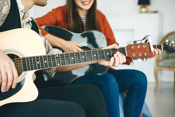 기타치는 배우는 교사는 학생들에게 기타를 기본적 방법을 설명해 학습이나 — 스톡 사진