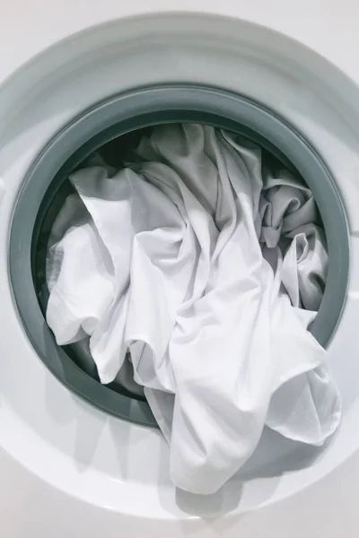 Sluiten Van Wasserij Een Wasmachine — Stockfoto