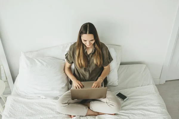 Hermosa Sonrisa Chica Positiva Está Utilizando Ordenador Portátil Casa Cama — Foto de Stock