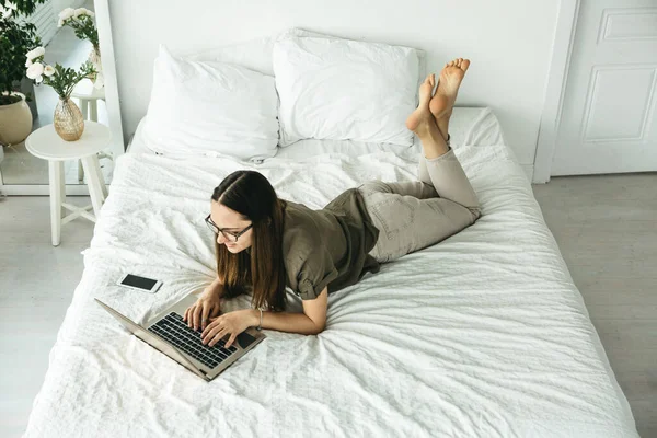 Chica Positiva Estudiante Encuentra Cama Utiliza Ordenador Portátil Ella Está — Foto de Stock