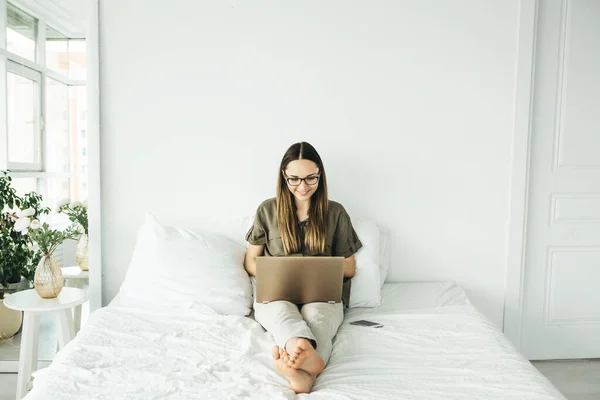 Hermosa Sonrisa Chica Positiva Está Utilizando Ordenador Portátil Casa Cama — Foto de Stock