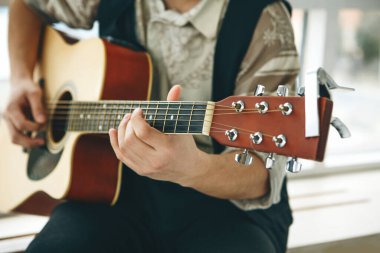 Gitarist gitar çalar. Ya da insan gitar çalmayı öğrenir..