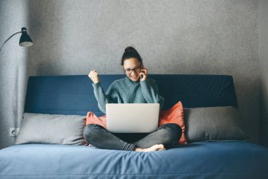 Evde çalışan bir kız.